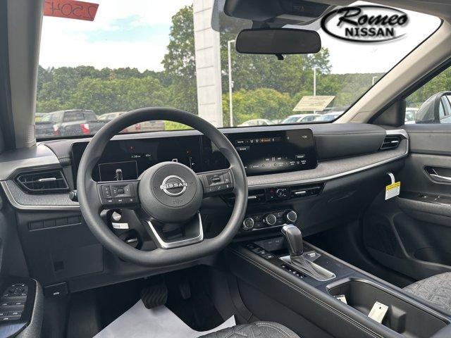 Photo of 2025 Gun Metallic Nissan Kicks