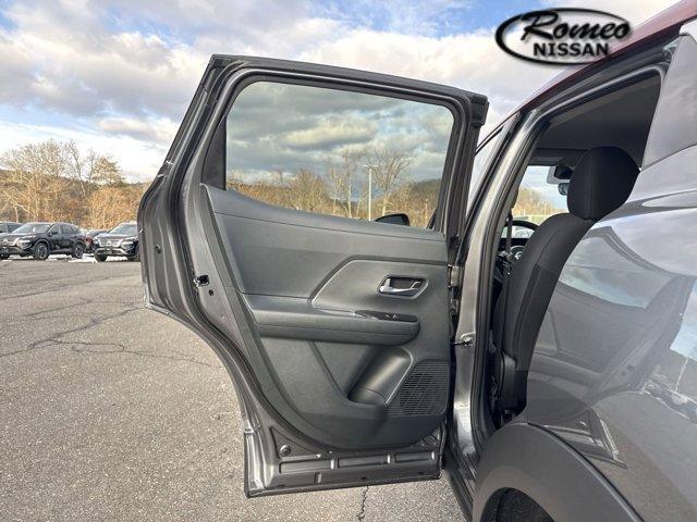 Photo of 2025 2t Gun Red Roof Nissan Kicks