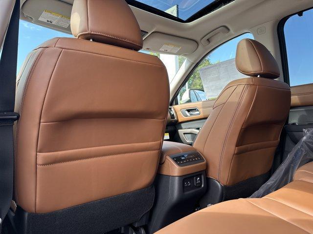 Photo of 2025 Everest White P Nissan Pathfinder