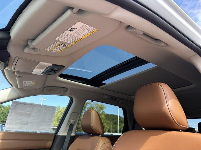 Photo of 2025 Everest White P Nissan Pathfinder