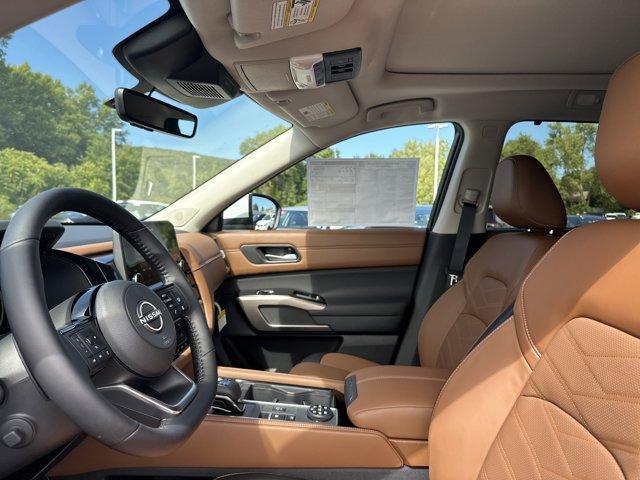 Photo of 2025 Everest White P Nissan Pathfinder