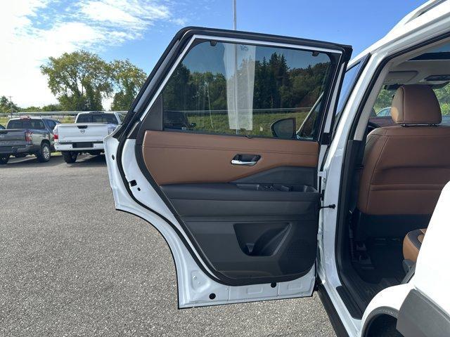 Photo of 2025 Everest White P Nissan Pathfinder
