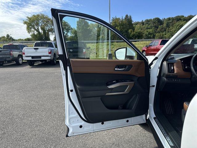 Photo of 2025 Everest White P Nissan Pathfinder