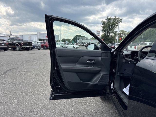 Photo of 2025 Super Black Nissan Kicks