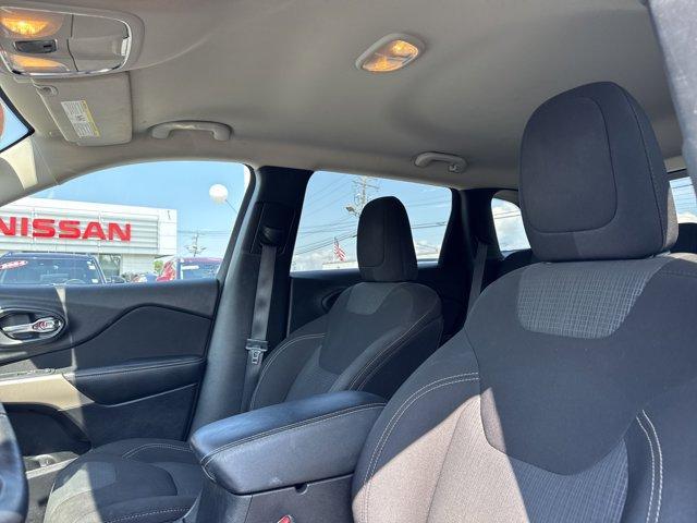 Photo of 2017 Diamond Black Jeep Cherokee
