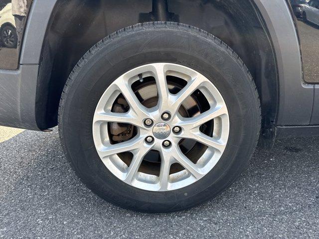 Photo of 2017 Diamond Black Jeep Cherokee