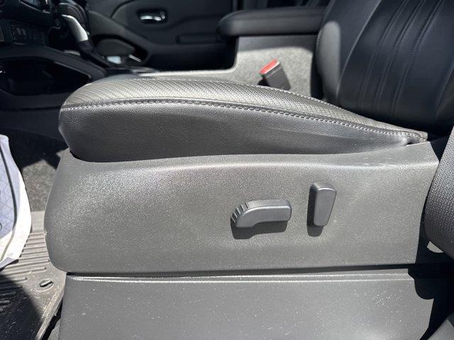 Photo of 2022 Glacier White Nissan Frontier