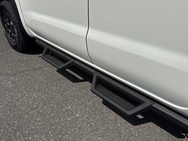 Photo of 2022 Glacier White Nissan Frontier