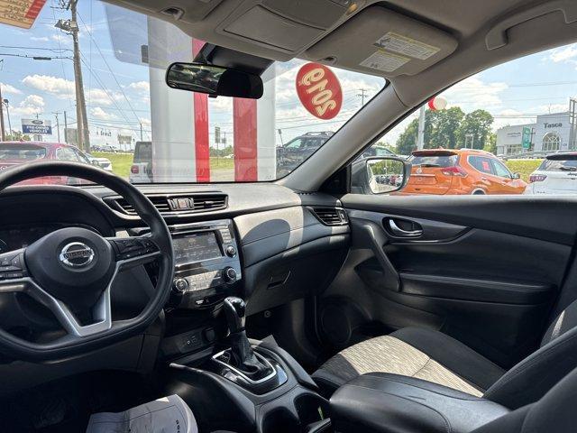Photo of 2019 White Nissan Rogue