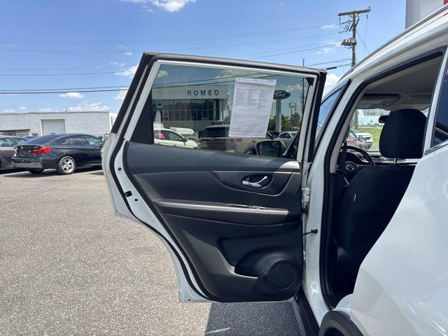 Photo of 2019 White Nissan Rogue
