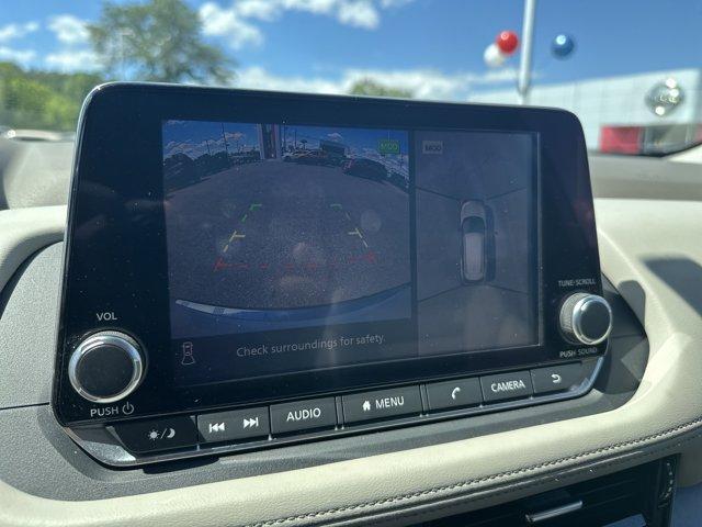 Photo of 2021 White Nissan Rogue