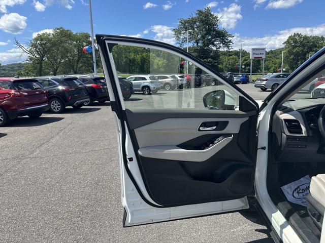 Photo of 2021 White Nissan Rogue