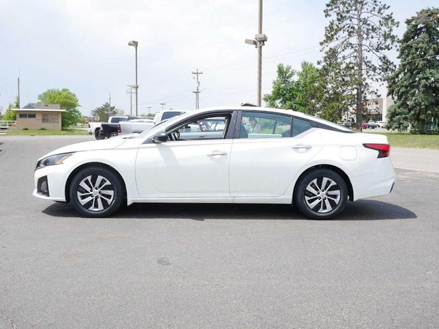 Photo of 2025 Glacier White Nissan Altima