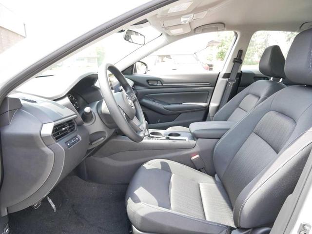 Photo of 2025 Glacier White Nissan Altima