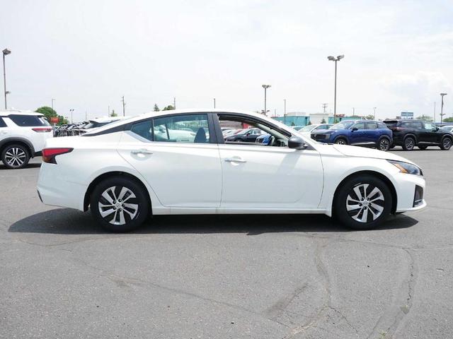 Photo of 2025 Glacier White Nissan Altima