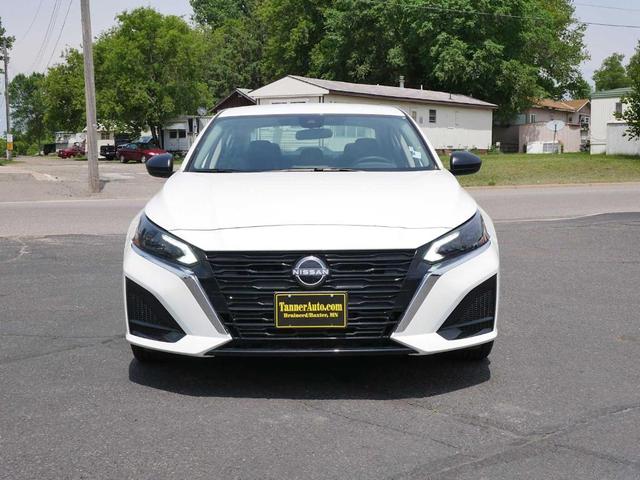 Photo of 2025 Glacier White Nissan Altima