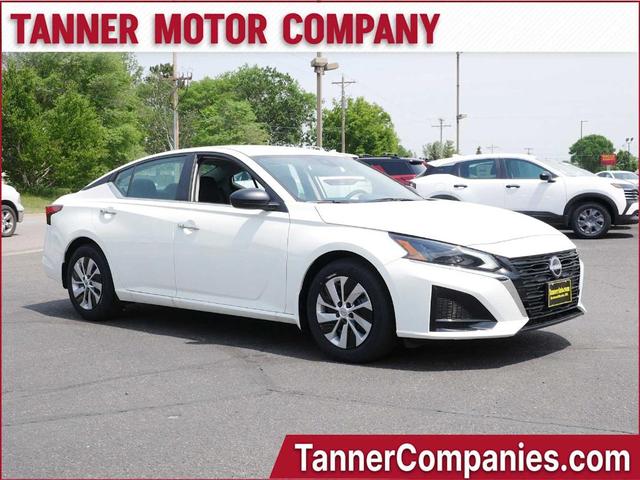 Photo of 2025 Glacier White Nissan Altima