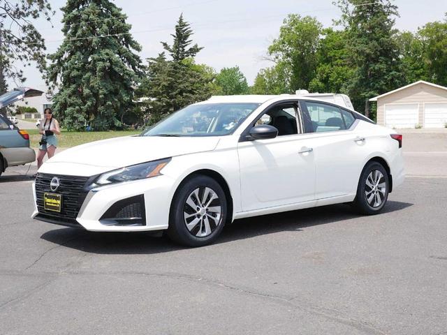 Photo of 2025 Glacier White Nissan Altima