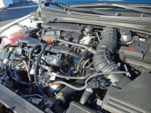 Photo of 2025 Atlas White Hyundai ELANTRA