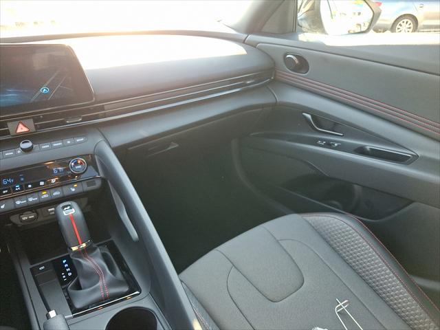 Photo of 2025 Atlas White Hyundai ELANTRA
