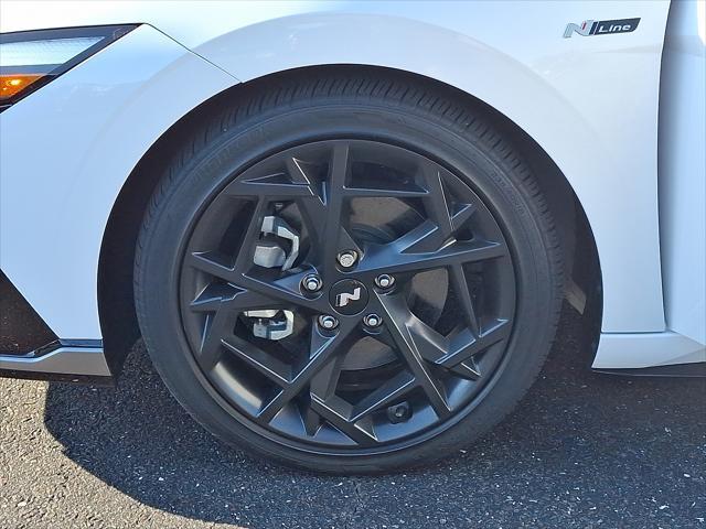 Photo of 2025 Atlas White Hyundai ELANTRA