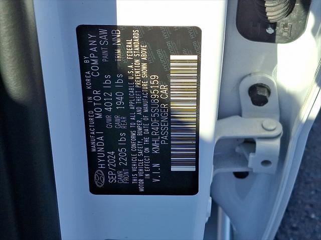 Photo of 2025 Atlas White Hyundai ELANTRA