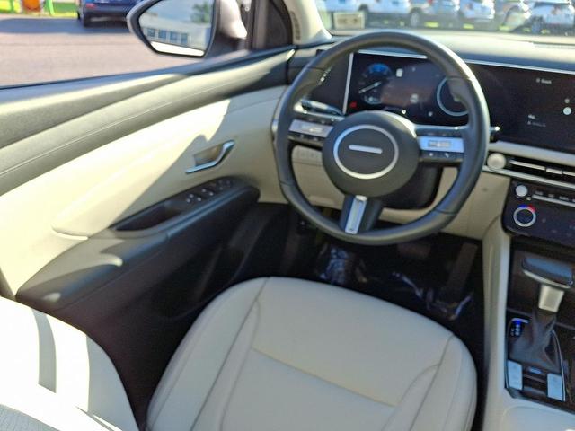 Photo of 2025 White Pearl Hyundai TUCSON