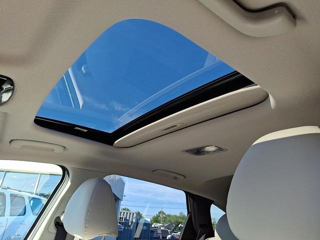 Photo of 2025 White Pearl Hyundai TUCSON