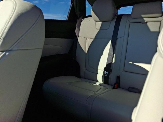 Photo of 2025 White Pearl Hyundai TUCSON