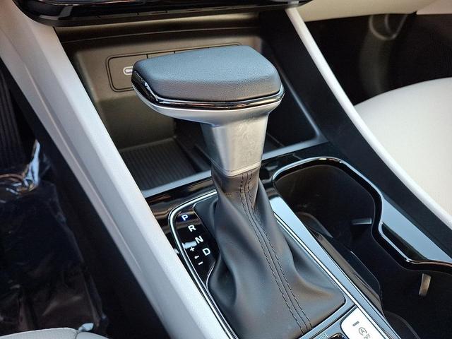 Photo of 2025 White Pearl Hyundai TUCSON
