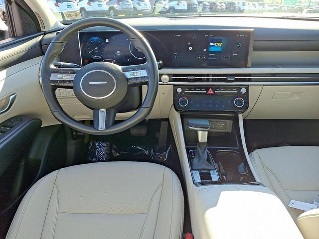 Photo of 2025 White Pearl Hyundai TUCSON