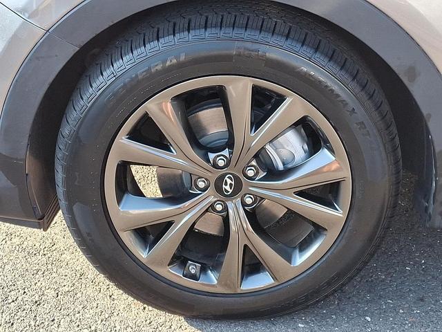 Photo of 2017 Mineral Gray Hyundai Santa Fe Sport