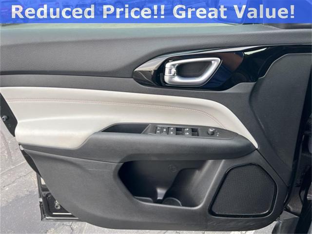 Photo of 2022 Diamond Black Crystal Pearlcoat Jeep Compass