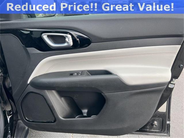 Photo of 2022 Diamond Black Crystal Pearlcoat Jeep Compass