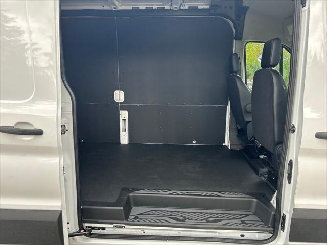 Photo of 2025 Oxford White Ford Transit-250