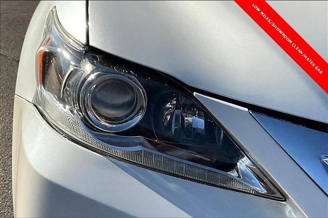 Photo of 2017 Eminent White Pearl Lexus CT 200h
