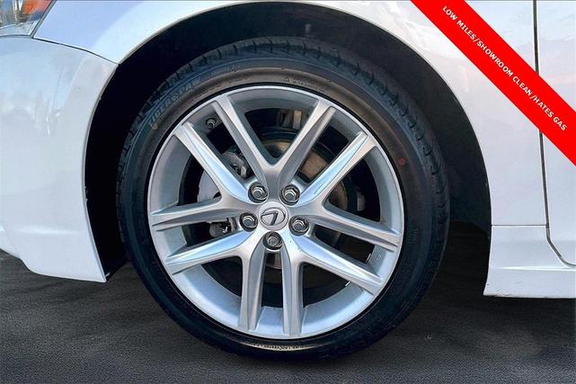 Photo of 2017 Eminent White Pearl Lexus CT 200h