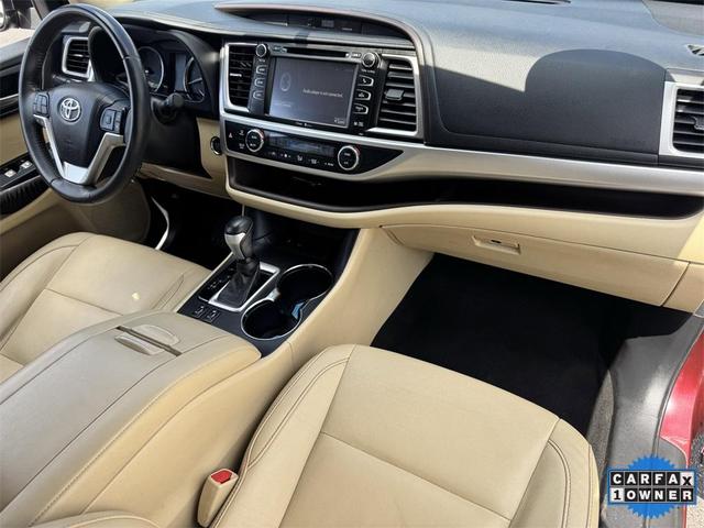 Photo of 2015 Ooh La La Rouge Mica Toyota Highlander