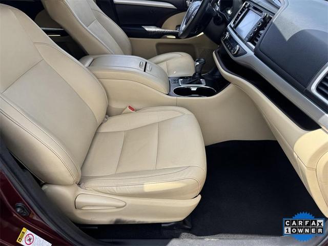 Photo of 2015 Ooh La La Rouge Mica Toyota Highlander