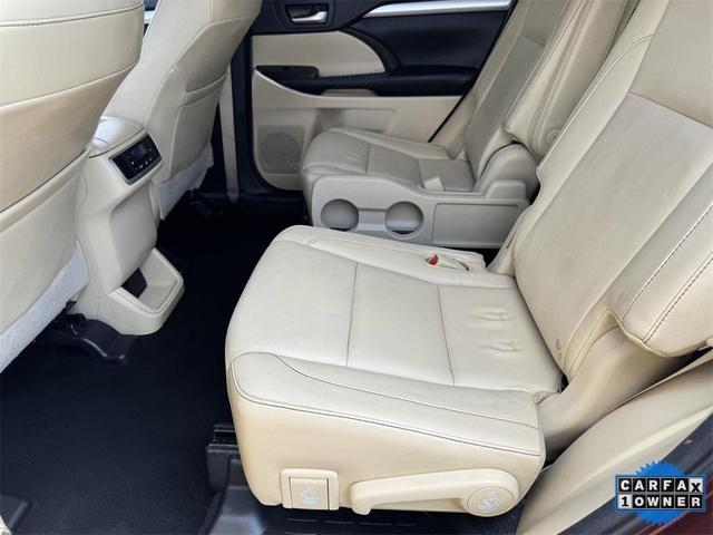 Photo of 2015 Ooh La La Rouge Mica Toyota Highlander