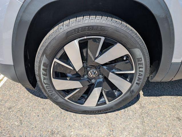 Photo of 2024 Silver Mist Metallic Volkswagen Atlas Cross Sport