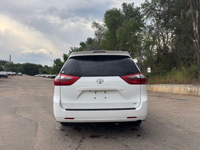 Photo of 2020 Super White Toyota Sienna