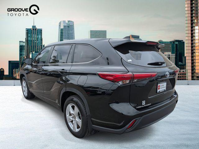 Photo of 2023 Midnight Black Metallic Toyota Highlander