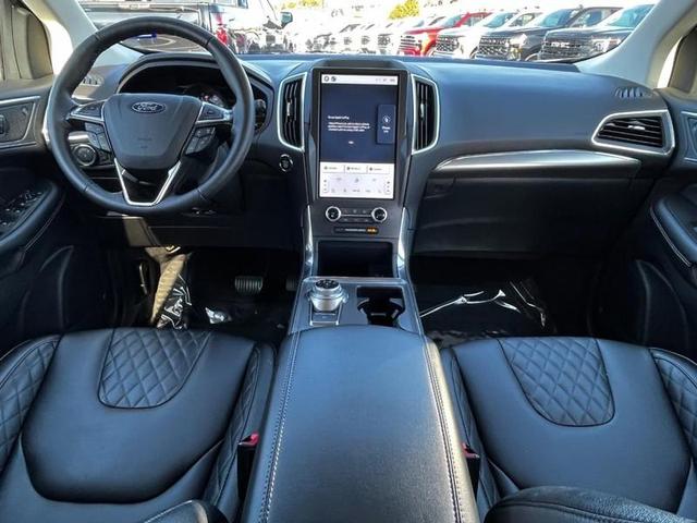 Photo of 2024 Agate Black Metallic Ford Edge