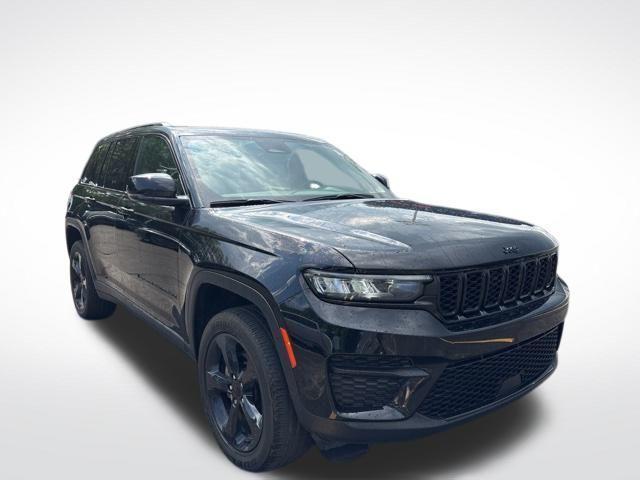 Photo of 2022 Diamond Black Jeep Grand Cherokee