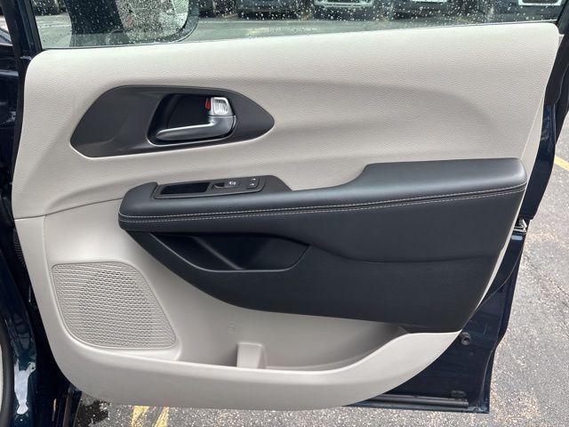 Photo of 2024 Fathom Blue Pearlcoat Chrysler Pacifica