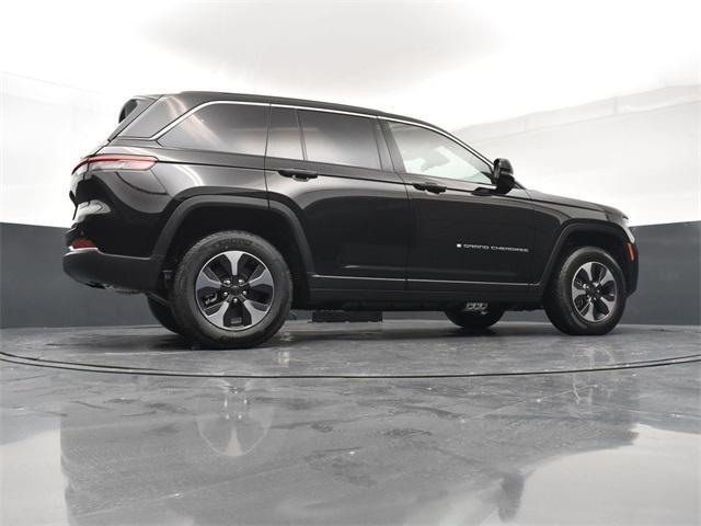 Photo of 2025 Diamond Black Crystal Pearlcoat Jeep Grand Cherokee 4xe