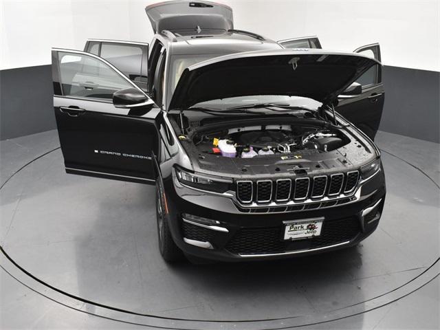 Photo of 2025 Diamond Black Crystal Pearlcoat Jeep Grand Cherokee 4xe