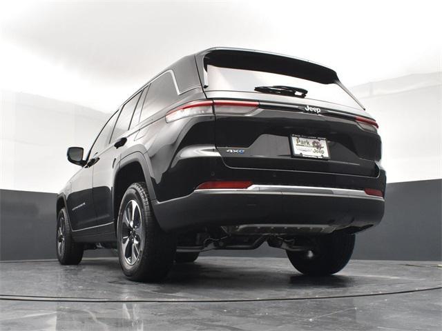 Photo of 2025 Diamond Black Crystal Pearlcoat Jeep Grand Cherokee 4xe