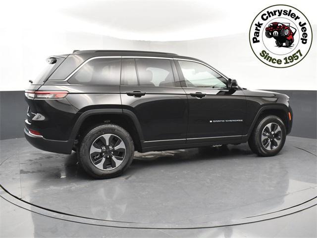 Photo of 2025 Diamond Black Crystal Pearlcoat Jeep Grand Cherokee 4xe